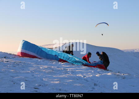 Wintersport in den Peak District (Mam Tor) Stockfoto