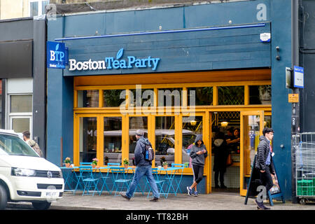 Um die Clifton Downs Bereich von Bristol. Boston Tea Party cafe, für seine Haltung auf nicht-mehrwegbecher bekannt. Stockfoto