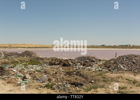 Illegale Müllkippe in der Nähe der Wasser Stockfoto