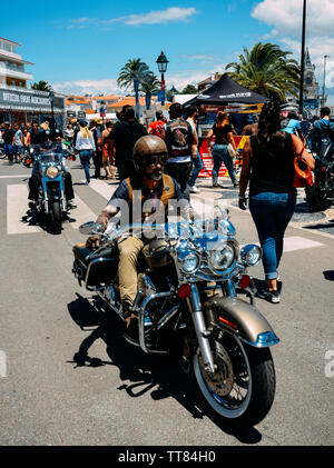 Cascais, Portugal - Juni 15, 2019: Die schöne Fischerdorf von Cascais, Portugal auf die portugiesische Riviera Gastgeber der 28. jährlichen Europäischen Harley-Davidson H.O.G. Rallye von 13.-16. Juni, 2019. Die treffen sich voraussichtlich auf 50.000 Enthusiasten anziehen und mit Motorrad-bezogenen Aktivitäten für die Öffentlichkeit geöffnet, essen Lkw und live Rock Shows am Abend Stockfoto