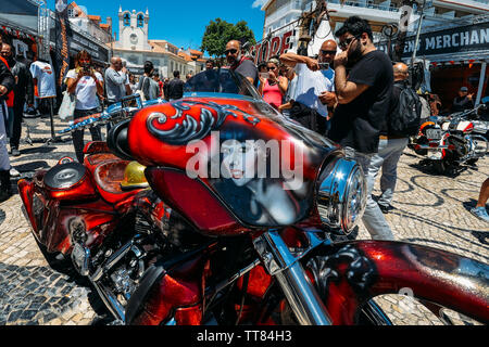 Cascais, Portugal - Juni 15, 2019: Die schöne Fischerdorf von Cascais, Portugal auf die portugiesische Riviera Gastgeber der 28. jährlichen Europäischen Harley-Davidson H.O.G. Rallye von 13.-16. Juni, 2019. Die treffen sich voraussichtlich auf 50.000 Enthusiasten anziehen und mit Motorrad-bezogenen Aktivitäten für die Öffentlichkeit geöffnet, essen Lkw und live Rock Shows am Abend Stockfoto