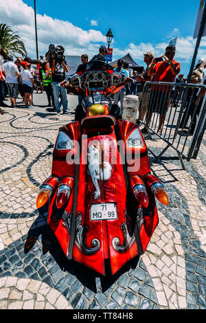 Cascais, Portugal - Juni 15, 2019: Die schöne Fischerdorf von Cascais, Portugal auf die portugiesische Riviera Gastgeber der 28. jährlichen Europäischen Harley-Davidson H.O.G. Rallye von 13.-16. Juni, 2019. Die treffen sich voraussichtlich auf 50.000 Enthusiasten anziehen und mit Motorrad-bezogenen Aktivitäten für die Öffentlichkeit geöffnet, essen Lkw und live Rock Shows am Abend Stockfoto