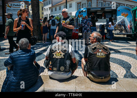 Cascais, Portugal - Juni 15, 2019: Die schöne Fischerdorf von Cascais, Portugal auf die portugiesische Riviera Gastgeber der 28. jährlichen Europäischen Harley-Davidson H.O.G. Rallye von 13.-16. Juni, 2019. Die treffen sich voraussichtlich auf 50.000 Enthusiasten anziehen und mit Motorrad-bezogenen Aktivitäten für die Öffentlichkeit geöffnet, essen Lkw und live Rock Shows am Abend Stockfoto