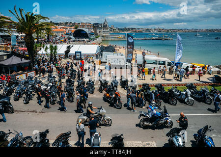 Cascais, Portugal - Juni 15, 2019: Die schöne Fischerdorf von Cascais, Portugal auf die portugiesische Riviera Gastgeber der 28. jährlichen Europäischen Harley-Davidson H.O.G. Rallye von 13.-16. Juni, 2019. Die treffen sich voraussichtlich auf 50.000 Enthusiasten anziehen und mit Motorrad-bezogenen Aktivitäten für die Öffentlichkeit geöffnet, essen Lkw und live Rock Shows am Abend Stockfoto