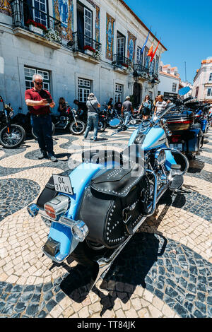 Cascais, Portugal - Juni 15, 2019: Die schöne Fischerdorf von Cascais, Portugal auf die portugiesische Riviera Gastgeber der 28. jährlichen Europäischen Harley-Davidson H.O.G. Rallye von 13.-16. Juni, 2019. Die treffen sich voraussichtlich auf 50.000 Enthusiasten anziehen und mit Motorrad-bezogenen Aktivitäten für die Öffentlichkeit geöffnet, essen Lkw und live Rock Shows am Abend Stockfoto