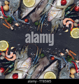 Mix Platte mit Meeresfrüchten Meeresfrüchte Garnelen Krebs Schale Herzmuscheln mussel squid Octopus und fisch meer gourmet Abendessen/Frische rohe Meeresfrüchte mit Kräutern Stockfoto