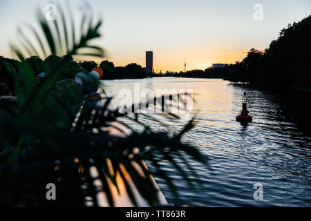 Landschaft von Berlin am Abend in der Dämmerung. Von einem Boot in der Spree auf Sonnenuntergang gemacht Stockfoto