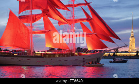 Sankt Petersburg, Russland - 12. JUNI 2019: Brig Rossiya mit Scarlet Sails während der Probe von der Ferienwohnung carlet Segel" Stockfoto