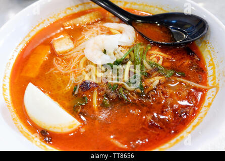 Curry Suppe Meeresfrüchte Garnelen mit Kokosmilch und Gemüse Kräuter Gewürze würzig in der Schüssel/Malaysischen essen Nudelsuppe Stockfoto