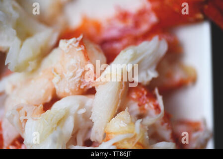 Krabbenfleisch auf weiße Platte für gekochte Meeresfrüchte / Nahaufnahme von gedämpfte Krabben Alaskan Stockfoto