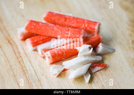 Crab Sticks Slice auf Holz Schneidebrett für Essen oder Snack Stockfoto