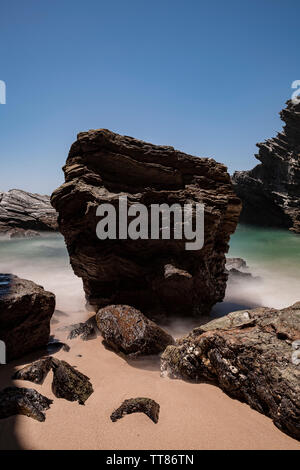 Der Fischer Route auf der Alentejo, im Südwesten von Portugal, ist durch seine Felsformationen und Kristallinen beache gekennzeichnet Stockfoto