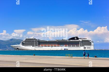 Kreuzfahrtschiff MSC Magnifica, Korfu Hafen von Kerkyra, griechische Ionische Inseln, Griechenland Stockfoto