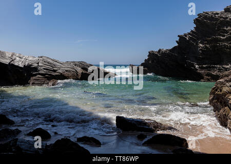 Der Fischer Route auf der Alentejo, im Südwesten von Portugal, ist durch seine Felsformationen und Kristallinen beache gekennzeichnet Stockfoto