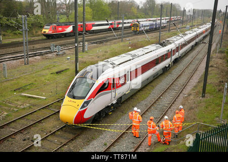 Feuer- und Rettungsdienst Verhalten der Mitarbeiter Notruf Versuche auf einem neuen LNER Azuma Hochgeschwindigkeitszug vor ihrer Einführung in Service, in York, Großbritannien Stockfoto