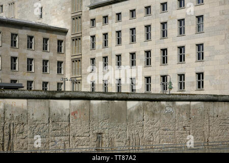 Das Detlev-Rohwedder-Haus (ehemalige RLM/NS-Luft Ministerium Gebäude in WW2) hinter die Mauer in Berlin, Berlin, Deutschland. Stockfoto