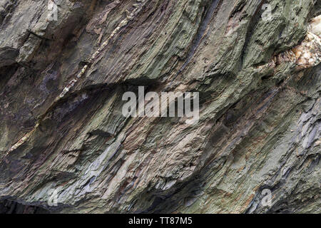 Naturstein Textur. Texturierte Oberfläche an natürlichen Felsen, wo Sie sehen können Schichten von Felsen und weißen Kristalle im Laufe der Zeit gebildet. Stockfoto