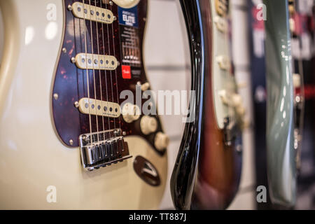 E-Gitarre strats hängen an der Wand für Verkauf bei Music Store Stockfoto