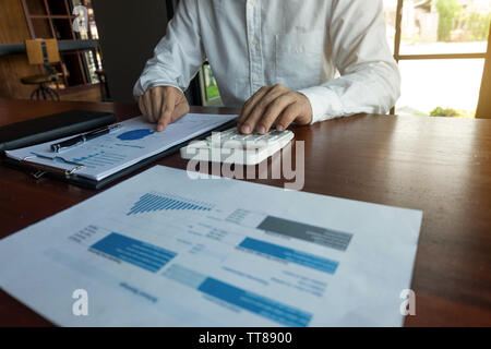 Unternehmer kalkulieren Investitionen Erweiterung business, Geld sparen. Finanzen Konzept. Stockfoto