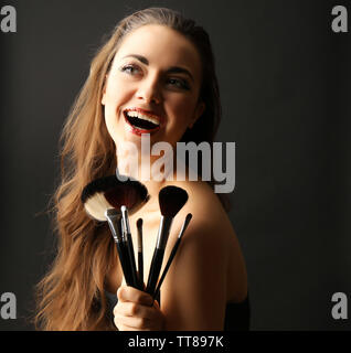 Porträt der schönen Frau mit fancy glitter Make-up auf dunklem Hintergrund Stockfoto