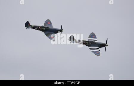 Daks über der Normandie - 2 Supermarine Spitfires im Formationsflug der 75. Jahrestag des D-Day am IWM Duxford am 4. Juni 2019 gedenken. Stockfoto