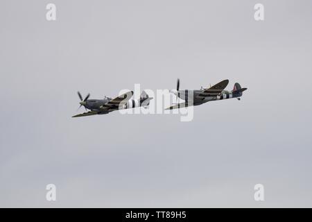 Daks über der Normandie - 2 Supermarine Spitfires im Formationsflug der 75. Jahrestag des D-Day am IWM Duxford am 4. Juni 2019 gedenken. Stockfoto