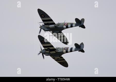 Daks über der Normandie - 2 Supermarine Spitfires im Formationsflug der 75. Jahrestag des D-Day am IWM Duxford am 4. Juni 2019 gedenken. Stockfoto