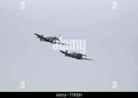 Daks über der Normandie - 2 Supermarine Spitfires im Formationsflug der 75. Jahrestag des D-Day am IWM Duxford am 4. Juni 2019 gedenken. Stockfoto