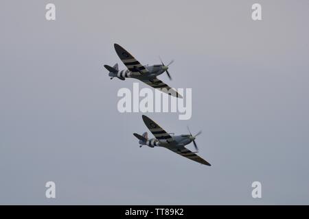 Daks über der Normandie - 2 Supermarine Spitfires im Formationsflug der 75. Jahrestag des D-Day am IWM Duxford am 4. Juni 2019 gedenken. Stockfoto