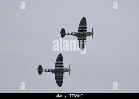 Daks über der Normandie - 2 Supermarine Spitfires im Formationsflug der 75. Jahrestag des D-Day am IWM Duxford am 4. Juni 2019 gedenken. Stockfoto