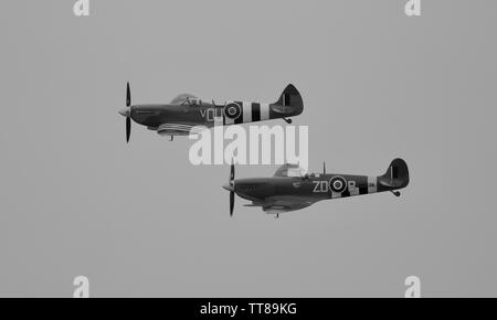 Daks über der Normandie - 2 Supermarine Spitfires im Formationsflug der 75. Jahrestag des D-Day am IWM Duxford am 4. Juni 2019 gedenken. Stockfoto