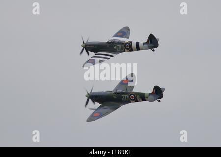 Daks über der Normandie - 2 Supermarine Spitfires im Formationsflug der 75. Jahrestag des D-Day am IWM Duxford am 4. Juni 2019 gedenken. Stockfoto