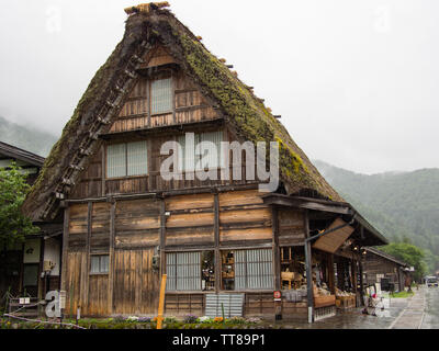 Häuser in gassho konstruiert - Gassho-zukuri oder Gebet Hände Stil in die historischen Dörfer von Shirakawa-go in Gifu, Japan. Stockfoto