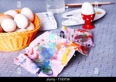 Malerei Ostereier auf bunte Tischdecke Hintergrund Stockfoto