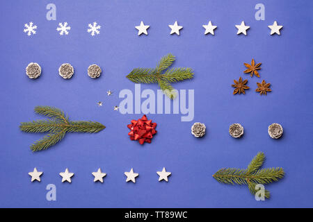 Weihnachten Zusammensetzung mit Sternen, aniseeds, Kegel und Tannenbaum Äste auf dunkelblauem Hintergrund Stockfoto