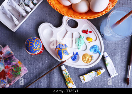 Malerei Ostereier auf bunte Tischdecke Hintergrund Stockfoto