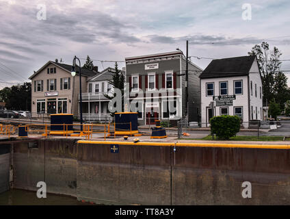 Baldwinsville, New York, USA. Juni 15, 2019. Kleine und mittlere Unternehmen neben Lock 24 Der historischen Erie Canal in der Innenstadt von Baldwinsville Stockfoto
