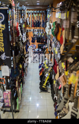 Viele E-Gitarren im Verkauf bei Music Store Gitarristen Himmel Stockfoto