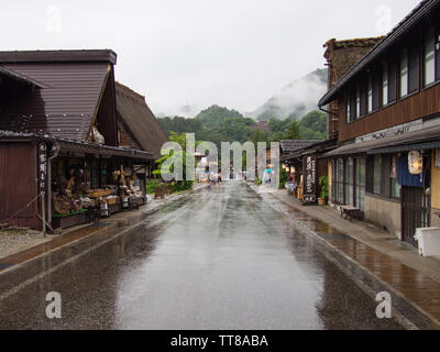 Hauptstraße der Historische Dörfer von Shirakawa-go in Gifu, Japan. Diese Dörfer sind berühmt für ihre Gassho Häuser. Stockfoto