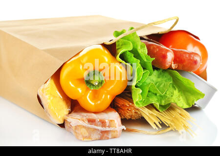 Einkaufstasche mit Produkten auf weißem Hintergrund Stockfoto