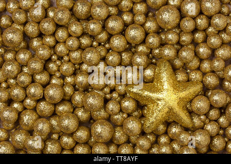 Weihnachten Hintergrund mit großen und kleinen goldenen glitter Kugeln und großen glitter Star Stockfoto