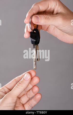 Übergabe von Schlüsseln aus einer Hand zu einem anderen Stockfoto