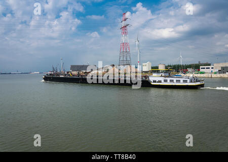 Kieldrecht, Belgien, 10. Juni 2019, das Landesinnere, Motor Tanker, flüssige Ladung, Typ C, Valsinni, segelt unter der niederländischen Flagge Stockfoto