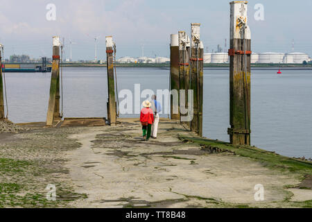 Älteres Paar Spaziergänge auf dem Kai zum Wasser die Schiffe fahren zu sehen und der westlichen Schelde in Antwerpen Belgien Stockfoto