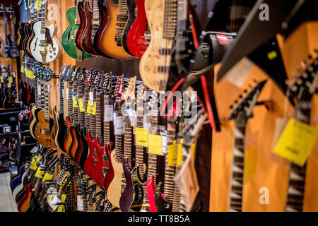 E-Gitarren bereit bei Music Store zum Verkauf rock Stockfoto