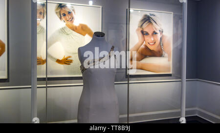 Lima, Peru - 18.November 2018: Lady Diana Kleid auf Anzeige an Mario Testino MATE Galerie Stockfoto