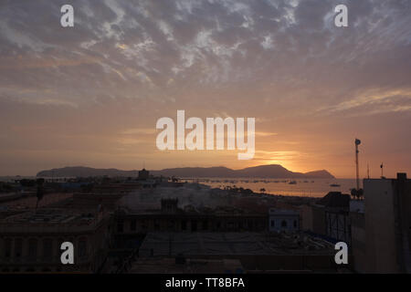 Sonnenuntergang über dem Hafen von Callao. Lima, Peru Stockfoto