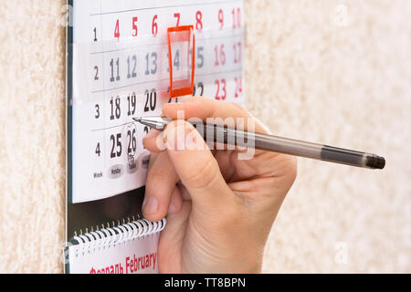Hand Hervorhebung wichtiger Termin im Kalender, Nahaufnahme Stockfoto