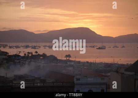 Sonnenuntergang über dem Hafen von Callao. Lima, Peru Stockfoto