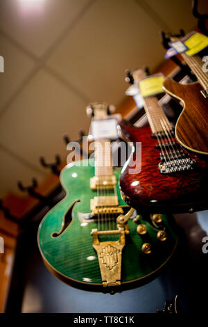 Hohlkörper jazz E-Gitarre an der Wand hängen für den Verkauf im Music Store Stockfoto